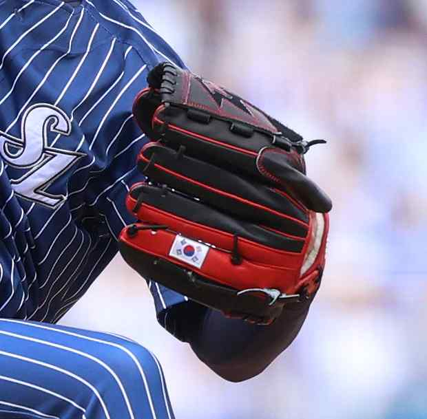 삼성 라이온즈의 원태인이 WBC에 대비해 맞춘 글러브. WBC엔 부상으로 참가하지 못했으나 12일 복귀전에서 이 글러브를 끼고 호투했다. 삼성 제공