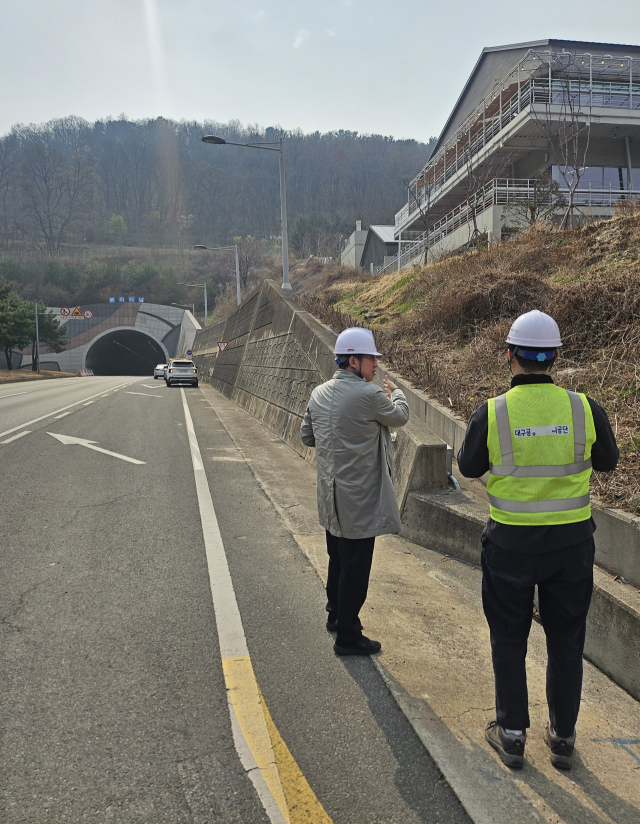 대구시 민관 합동점검반이 본리터널(수목원-테크노폴리스) 시점부 옹벽 및 사면을 점검하고 있다. 대구시 제공
