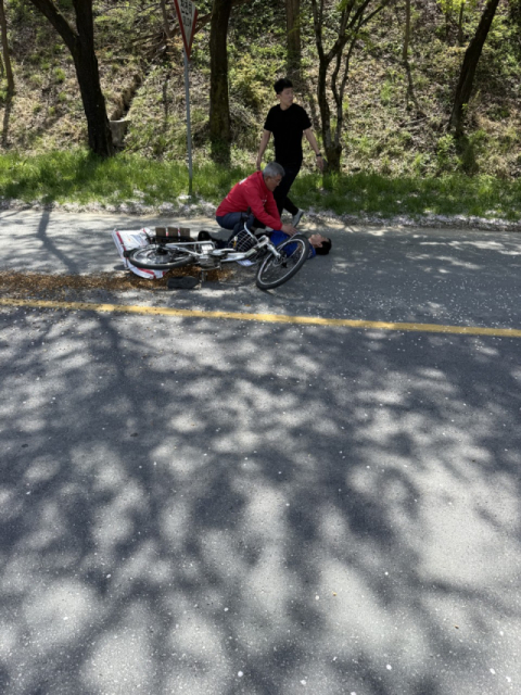 김학동 예천군수 예비후보가 자전거 사고로 의식을 잃고 쓰러진 주민에게 응급조치를 하고 있는 모습. 독자 제공