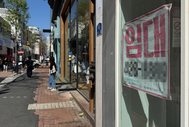 13일 대구 중구 동성로 빈 점포에 임대 안내문이 붙어 있다. 우태욱 기자 woo@imaeil.com