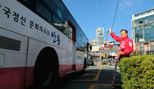 13일 김재원 국민의힘 경상북도지사 본경선 후보가 안동을 찾아 지지을 호소하고 있다. 후보 측 제공