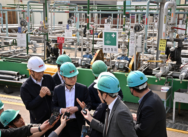 김정관 산업통상부 장관이 13일 경기도 안산에 위치한 조선, 자동차, 주택용 페인트 생산기업인 SP 삼화를 방문, 관계자의 애로사항을 청취하고 있다. 김 장관은 이날 핵심 산업과 의료용품, 생필품 등 중동 전쟁으로 수급 우려가 있는 품목 생산 현장을 방문해 애로사항을 청취하고 정부 추진 현황을 공유했다. 연합뉴스