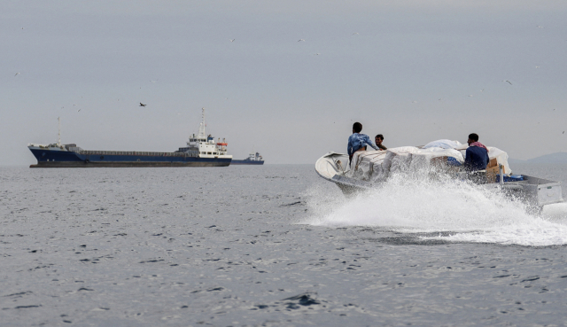4월 12일(현지시간) 호르무즈해협 남쪽 오만 무산담반도 부근에서 고립된 선박의 선원들에게 전달될 구호 물품이 소형 보트에 실려 운반되고 있다. 로이터 연합뉴스