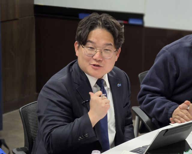 오영준 더불어민주당 대구 중구청장 예비후보가 지난 10일 중구 지역 한 아파트 입주자대표 관계자들과 간담회를 열고 주민 생활 현안에 대해 논의하고 있다. 오영준 후보 측 제공