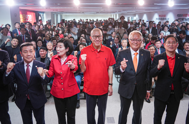 3선에 도전하는 박형준 부산시장이 28일 부산진구 부전동의 한 빌딩에서 경선 사무소 개소식을 열고 정의화 전 국회의장, 국민의힘 국회의원과 파이팅을 외치고 있다. [박형준 시장 경선 캠프 제공] 연합뉴스
