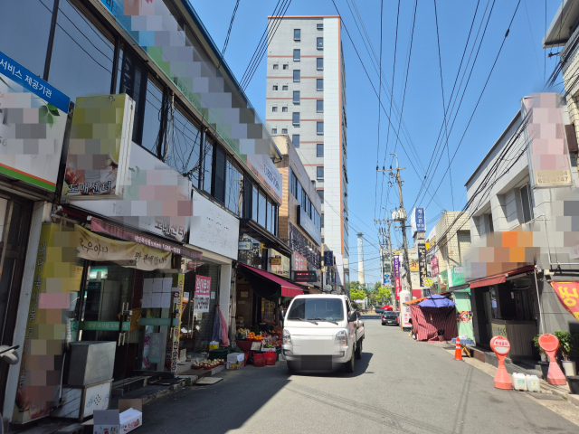 13일 낮 달서구 광장코아 및 인근 시장에 빈 상가 앞에 좌판이 깔린 모습. 김지수 기자