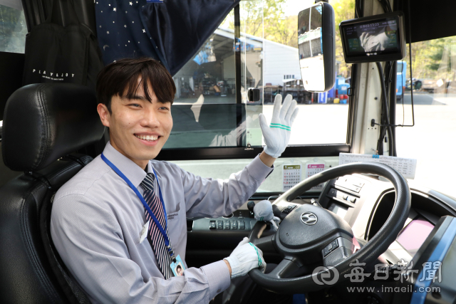 한양대 공과대학을 졸업하고 대구 시내버스 운전대를 잡은 이승준(28) 씨가 출발 전 환한 표정으로 손인사를 건네고 있다. 스펙보다 생존을, 간판보다 현장을 택하는 청년들이 늘고 있다. 정운철 기자 woon@imaeil.com