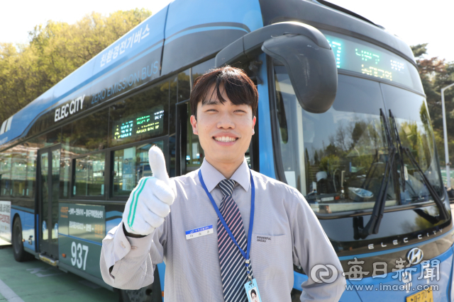 한양대 공과대학을 졸업하고 대구 시내버스 기사로 취업한 이승준(28) 씨가 버스 앞에서 환한 표정으로 엄지를 치켜올리고 있다. 스펙보다 생존을, 간판보다 현장을 선택하는 청년들이 늘고 있다. 정운철 기자 woon@imaeil.com