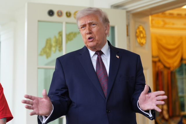 도널드 트럼프 미국 대통령이 13일 워싱턴 백악관 집무실 밖에서 연설하고 있다. AP 연합뉴스