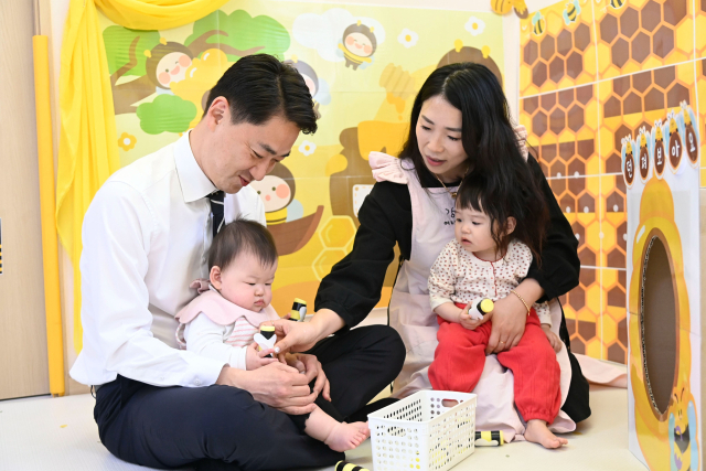 최재훈 달성군수가 옥포읍 강림어린이집을 찾아 영유아들과 소통하고 있다. 달성군 제공.