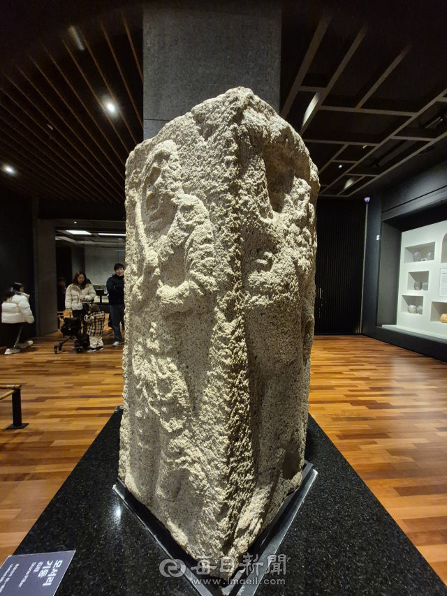 1977년 발견된 경주 구정동 방형분 모서리돌은 현재 국립경주박물관에 옮겨져 전시하고 있다. 이진락 경주시의원 제공