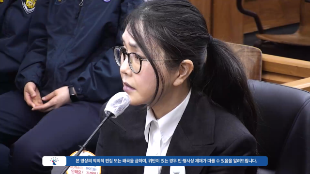 재판부 지적에…김건희, 8개월 만에 마스크 벗고 얼굴 공개