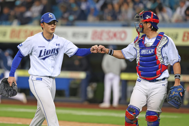 삼성 라이온즈의 미야지 유라와 포수 강민호. 삼성 제공