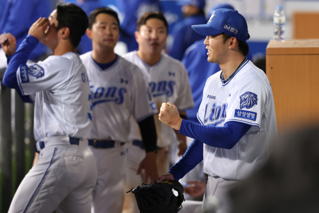 삼성 라이온즈의 미야지 유라가 11일 대구에서 열린 NC 다이노스와의 경기 7회 구원 등판, 삼진 2개를 잡는 등 무실점으로 깔끔히 이닝을 정리한 뒤 덕아웃에서 주먹을 불끈 쥐며 기뻐하고 있다. 삼성 제공