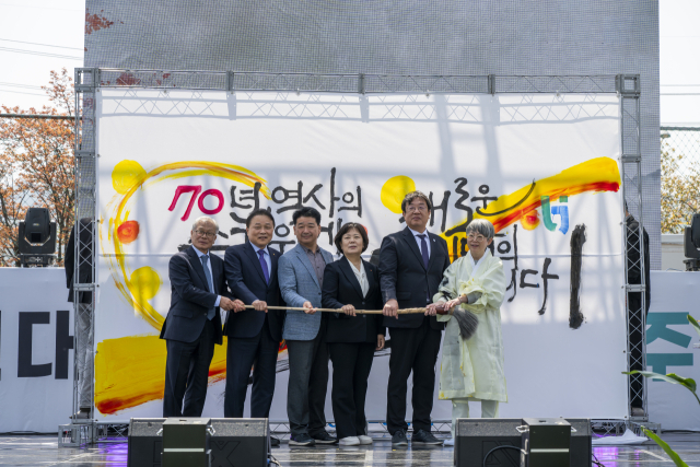 북보건대학교 개교 70주년 기념식에서 캘리그라퍼 마야 손명주(사진 오른쪽) 작가가 