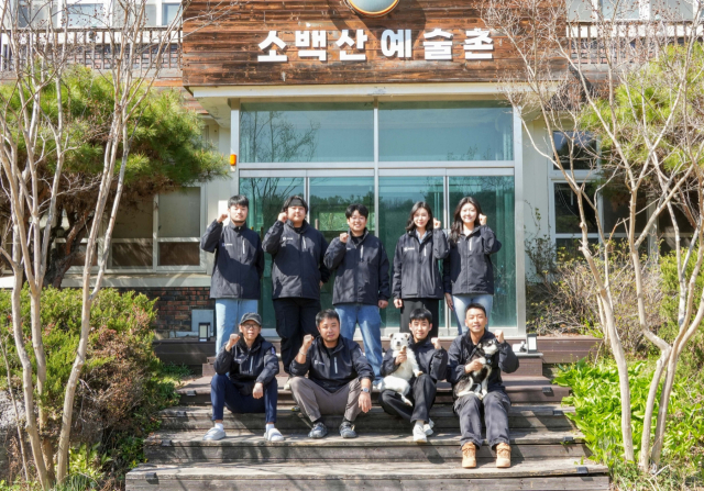 소백예술촌에서 ㈜클라우드컬처스 직원들이 단체 사진을 촬영했다. 영주시 제공