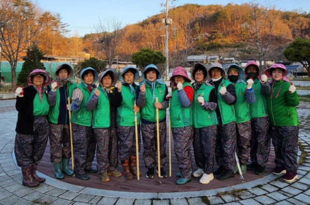 환경정비 활동에 나선 영주 문수면 새마을부녀회 회원들이 꽃길 조상 후 단체 사진을 촬영했다. 영주시 제공