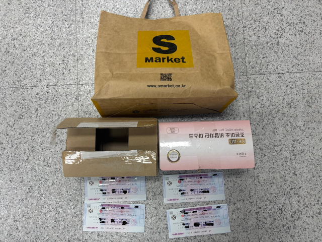 문경경찰서가 보이스피싱 일당을 검거해 확보한 수표 등 증거품. 문경경찰서 제공