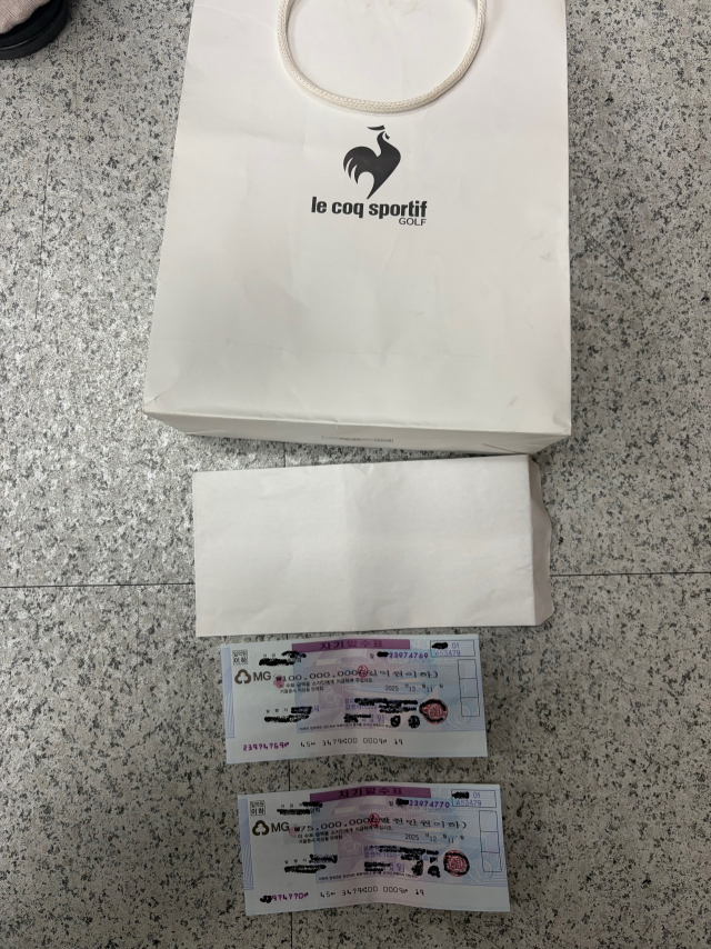 문경경찰서가 보이스피싱 일당을 검거해 확보한 수표 등 증거품. 문경경찰서 제공