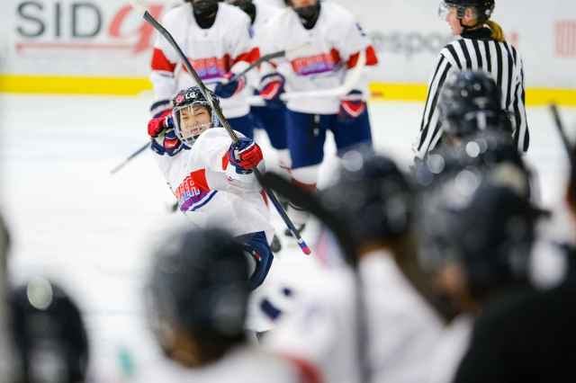 한국 여자 아이스하키, 라트비아에 대역전극…3P에서만 5골 폭발