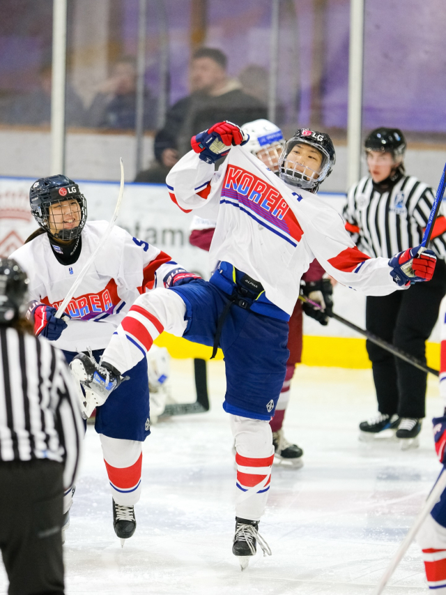 한국 여자 아이스하키 대표팀의 박지윤이 13일 스페인에서 열린 2026 국제아이스하키연맹 여자 세계선수권대회 디비전1 그룹B 조별리그 2차전 도중 라트비아를 상대로 득점한 뒤 기뻐하고 있다. 대한아이스하키협회 SNS 제공