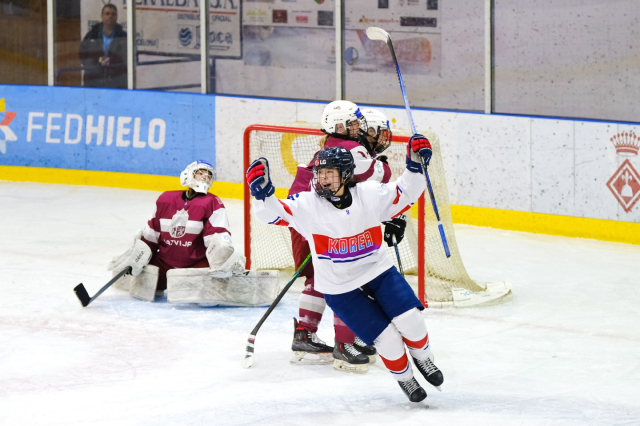 한국 여자 아이스하키 대표팀의 이은지가 13일 스페인에서 열린 2026 국제아이스하키연맹 여자 세계선수권대회 디비전1 그룹B 조별리그 2차전 도중 라트비아를 상대로 득점한 뒤 기뻐하고 있다. 대한아이스하키협회 SNS 제공