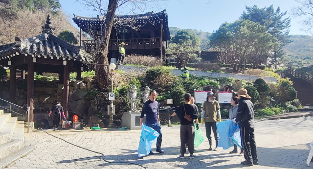 경북 봉화군 물야면 오전약수탕 일대가 봄을 맞아 새 단장을 마치고 관광객 맞이에 나섰다. 지역 상인들이 중심이 된 오전약수탕번영발전회가 환경 정비와 함께 관광지 재도약 움직임을 본격화하고 있다. 번영회 제공