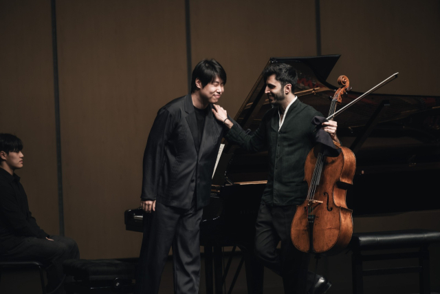 지난 8일 달서아트센터 DSAC 시그니처 시리즈의 올해 첫 무대로 첼리스트 키안 솔타니와 피아니스트 박재홍(왼쪽)의 듀오 리사이틀이 열렸다. 사진 달서아트센터 제공