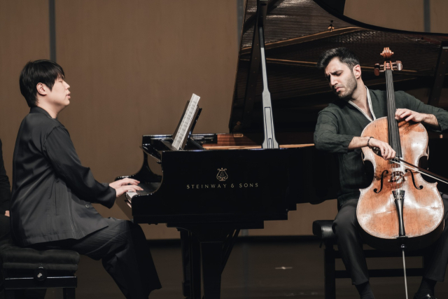 지난 8일 달서아트센터 DSAC 시그니처 시리즈의 올해 첫 무대로 첼리스트 키안 솔타니와 피아니스트 박재홍(왼쪽)의 듀오 리사이틀이 열렸다. 사진 달서아트센터 제공
