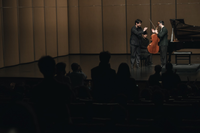 지난 8일 달서아트센터 DSAC 시그니처 시리즈의 올해 첫 무대로 첼리스트 키안 솔타니와 피아니스트 박재홍(왼쪽)의 듀오 리사이틀이 열렸다. 사진 달서아트센터 제공