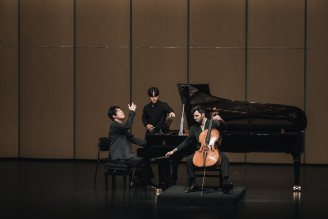 지난 8일 달서아트센터 DSAC 시그니처 시리즈의 올해 첫 무대로 첼리스트 키안 솔타니와 피아니스트 박재홍(왼쪽)의 듀오 리사이틀이 열렸다. 사진 달서아트센터 제공