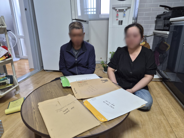 누군가 쓰다 버린 가구들로 채워져 다소 어수선한 거실 탁자 위에 억울하게 빼앗긴 재산을 되찾기 위한 소송 서류들이 어지럽게 흩어져 있다. 한편에는 베트남 출신 아내가 매일 향초를 피우며 기도를 올리는 작은 제단이 놓여 있다. 피붙이의 배신과 병마, 가난이라는 가혹한 운명 앞에서도 삶의 끈을 놓지 않으려는 가족의 절박한 심정이 묻어난다. 배형욱 기자