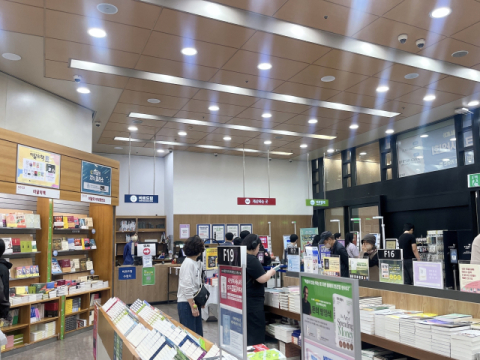 출판은 주춤, 웹콘텐츠는 질주…엇갈린 출판시장 '온도차'