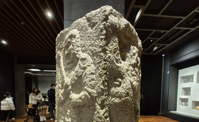 경주 구정동 방형분 모서리돌 추정 석재 100년 만에 등장