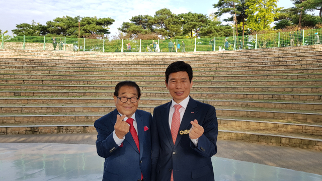 이태훈 달서구청장이 고(故) 송해 MC가 살아 생전 전국노래자랑 달서구 편에서 만나 찍은 사진. 달서구청 제공