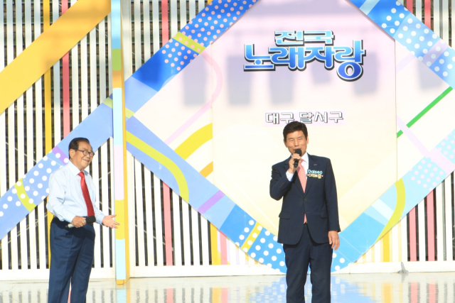 전국노래자랑에 출연해 고(故) 송해 MC가 지켜보는 가운데 한 곡조 뽑는 이태훈 달서구청장. 달서구청 제공