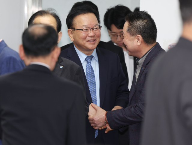 더불어민주당 김부겸 대구시장 예비후보가 14일 대구 남구 대명동 대구시상인회관에서 전통시장 상인들과 정책간담회를 하기에 앞서 밝은 표정으로 인사하고 있다. 연합뉴스