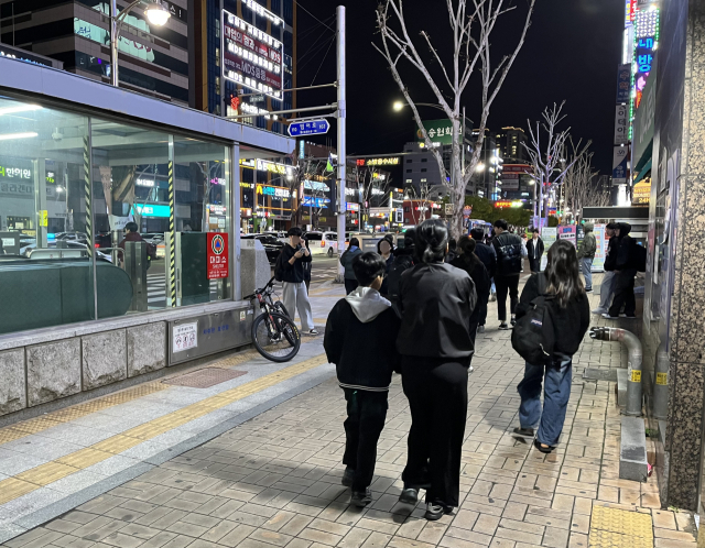 지난 10일 오후 10시 대구 수성구 범어동 학원가 일대가 학원 수업을 마친 초·중·고 학생들로 붐비고 있다. 김영경 기자