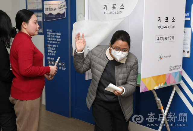 기표소에서 모의투표를 마친 결혼이민여성이 투표 용지를 들고 투표함으로 향하고 있다. 기표소 입장부터 투표용지 수령, 기표, 투표함 투입까지 실제 투표의 전 과정을 직접 체험했다. 