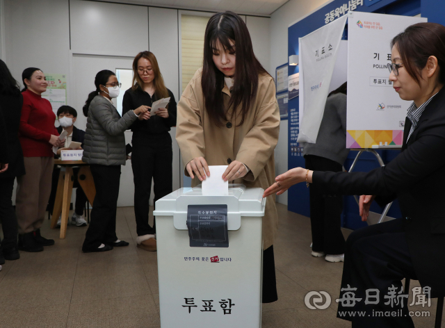 대구서구가족센터에서 6·3지방선거 모의투표를 마친 결혼이민여성 유권자들이 기표용지를 투표함에 넣고 있다. 기표소 입장부터 투표용지 수령, 기표, 투표함 투입까지 실제 투표의 전 과정을 직접 체험했다. 