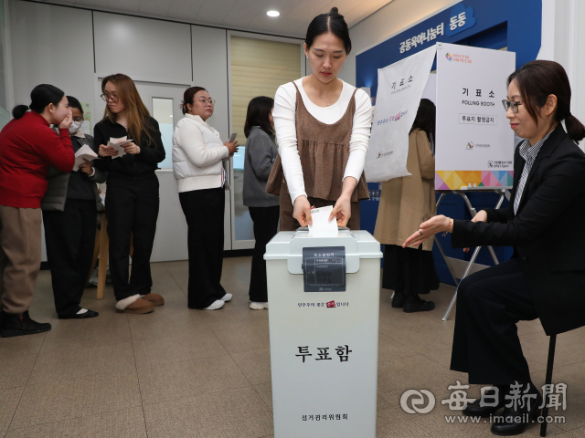 대구 서구가족센터에서 열린 다문화가족 유권자 투표체험에서 결혼이민여성이 투표용지를 투표함에 넣고 있다. 이날 참가자들은 기표소 입장부터 투표용지 수령, 기표, 투표함 투입까지 실제 투표의 전 과정을 처음으로 몸소 체험했다. 정운철 기자 woon@imaeil.com