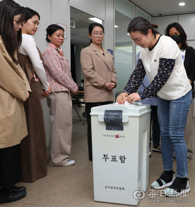 서구가족센터에서 6·3지방선거 모의투표에 참가한 결혼이민여성 유권자들이 투표 용지를 투표함에 넣고 있다. 기표소 입장부터 투표용지 수령, 기표, 투표함 투입까지 실제 투표의 전 과정을 직접 체험했다. 