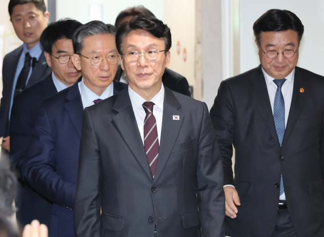 김민석 국무총리와 정성호 법무부 장관, 윤호중 행정안전부 장관이 14일 서울 종로구 정부서울청사에서 제9회 동시지방선거 관련 대국민담화를 하기 위해 브리핑실에 입장하고 있다. 연합뉴스