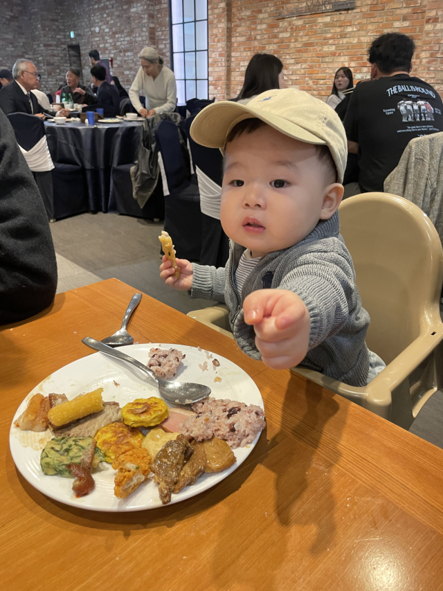 대구 한 뷔페식당에서 한태서(20개월) 어린이가 접시를 비우며 식사에 집중하고 있다. 