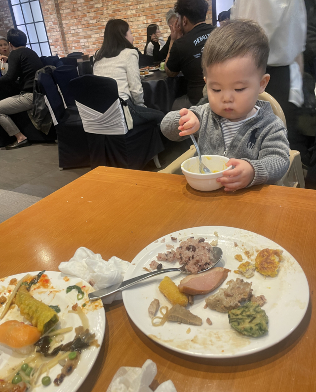 대구 한 뷔페식당에서 한태서(20개월) 어린이가 식사를 하고 있다. 에피타이저로 죽부터 공략하는 