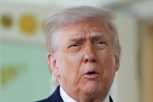 도널드 트럼프 미국 대통령이 13일 워싱턴 백악관 집무실 밖에서 연설하고 있다. AP 연합뉴스