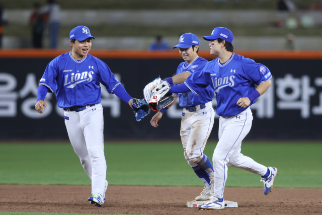 삼성 라이온즈 선수들이 14일 대전에서 열린 한화 이글스와의 경기를 승리로 이끈 직후 마운드로 달려가며 기쁨을 나누고 있다. 삼성 제공