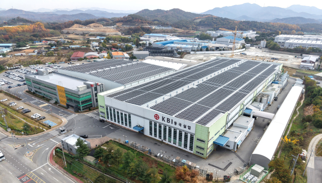 KBI동국실업은 가죽·플라스틱 접착 분리 재활용 신공법 제품을 양산해 현대차그룹에 납품할 예정이라고 밝혔다. KBI그룹 제공.