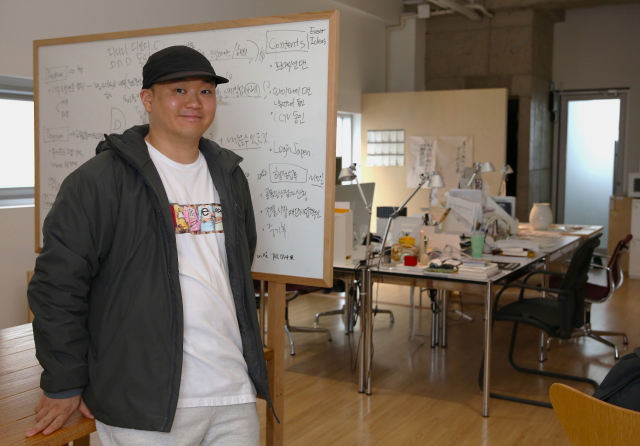 성주현 피키차일드 컴퍼니 대표가 동인동 사무실을 배경으로 포즈를 취하고 있다. 김도훈 기자