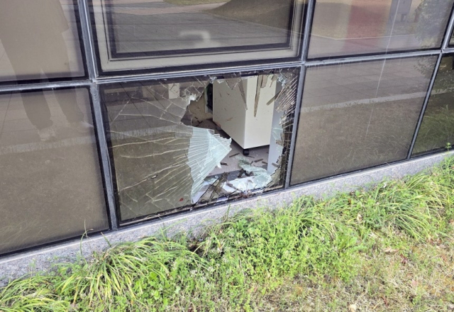 멧돼지가 들이받아 파손된 KDI 기숙사 유리창. 세종시
